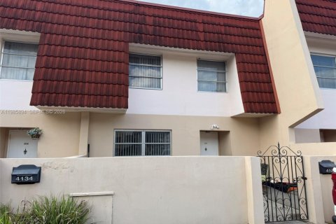 Townhouse in Lauderhill, Florida 3 bedrooms, 147.71 sq.m. № 2047880