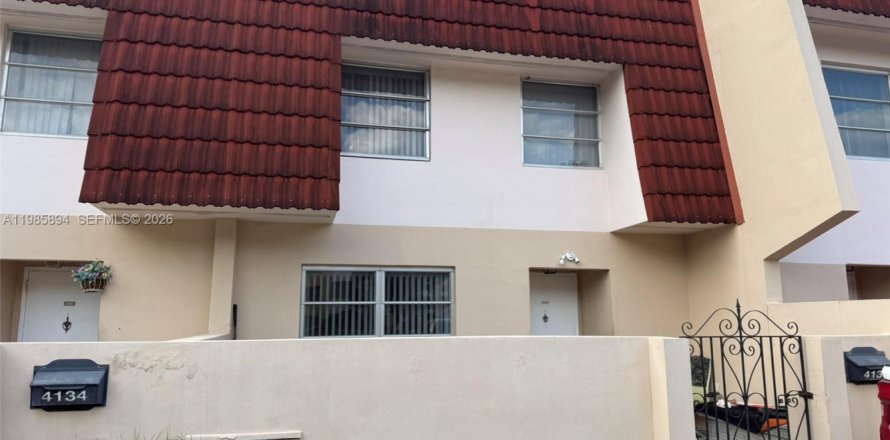 Townhouse in Lauderhill, Florida 3 bedrooms, 147.71 sq.m. № 2047880