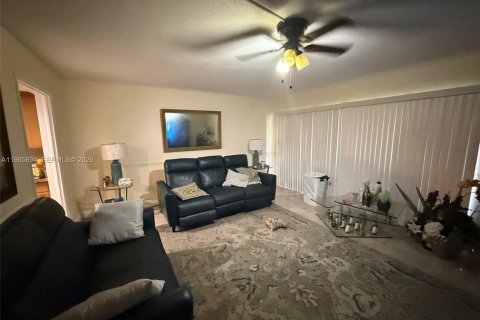 Townhouse in Lauderhill, Florida 3 bedrooms, 147.71 sq.m. № 2047880 - photo 9