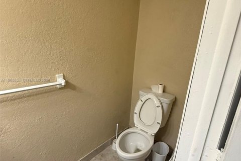 Townhouse in Lauderhill, Florida 3 bedrooms, 147.71 sq.m. № 2047880 - photo 18