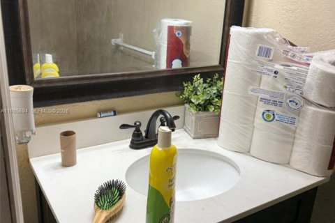 Townhouse in Lauderhill, Florida 3 bedrooms, 147.71 sq.m. № 2047880 - photo 16