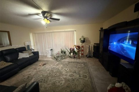 Townhouse in Lauderhill, Florida 3 bedrooms, 147.71 sq.m. № 2047880 - photo 10