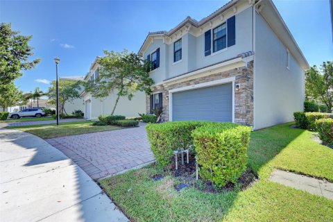 Villa ou maison à louer à Coral Springs, Floride: 5 chambres, 286.79 m2 № 1092717 - photo 1