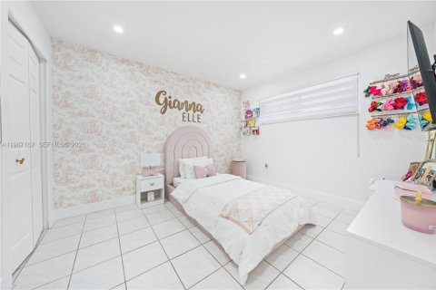 House in Hialeah Gardens, Florida 3 bedrooms, 130.25 sq.m. № 2029660 - photo 14
