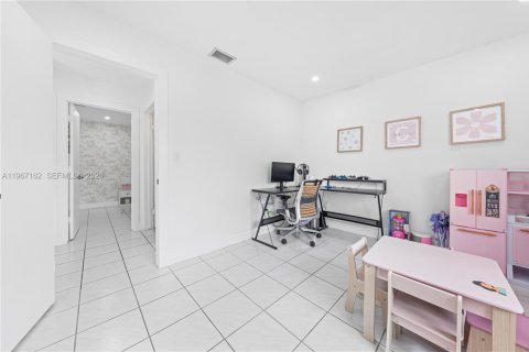 House in Hialeah Gardens, Florida 3 bedrooms, 130.25 sq.m. № 2029660 - photo 17