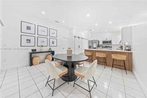 House in Hialeah Gardens, Florida 3 bedrooms, 130.25 sq.m. № 2029660 - photo 7