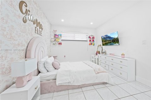 House in Hialeah Gardens, Florida 3 bedrooms, 130.25 sq.m. № 2029660 - photo 15