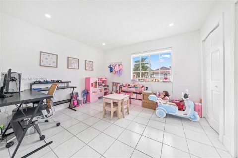House in Hialeah Gardens, Florida 3 bedrooms, 130.25 sq.m. № 2029660 - photo 16