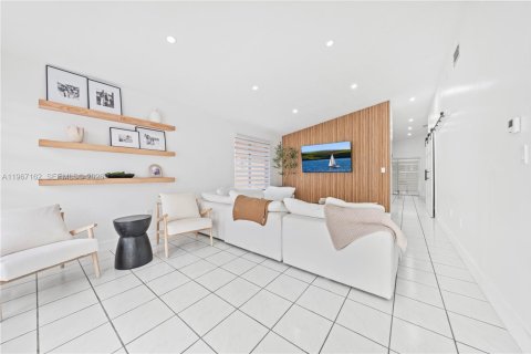 House in Hialeah Gardens, Florida 3 bedrooms, 130.25 sq.m. № 2029660 - photo 4