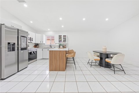 House in Hialeah Gardens, Florida 3 bedrooms, 130.25 sq.m. № 2029660 - photo 9