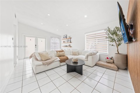 House in Hialeah Gardens, Florida 3 bedrooms, 130.25 sq.m. № 2029660 - photo 2