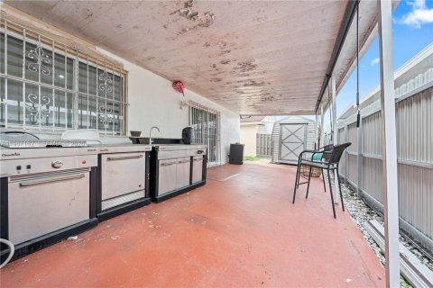 House in Hialeah Gardens, Florida 3 bedrooms, 130.25 sq.m. № 2029660 - photo 26