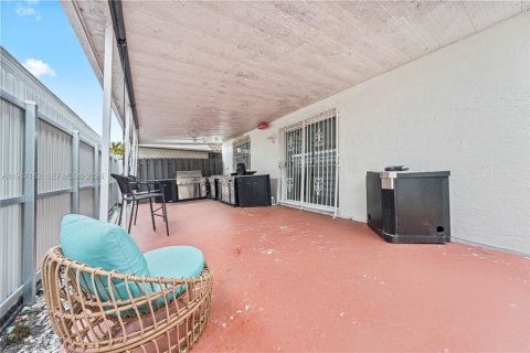 House in Hialeah Gardens, Florida 3 bedrooms, 130.25 sq.m. № 2029660 - photo 25