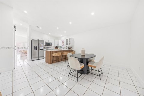 House in Hialeah Gardens, Florida 3 bedrooms, 130.25 sq.m. № 2029660 - photo 8