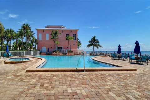 Condo in Saint Petersburg, Florida, 2 bedrooms  № 2201587 - photo 30
