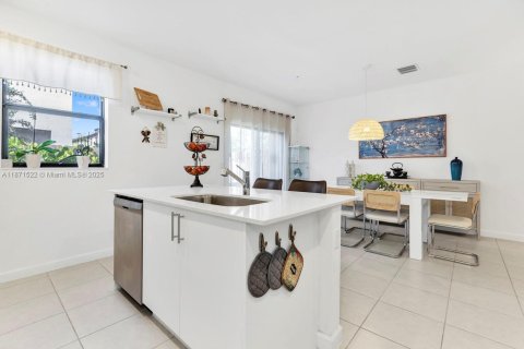 Townhouse in Pembroke Pines, Florida 3 bedrooms, 175.4 sq.m. № 1929381 - photo 15