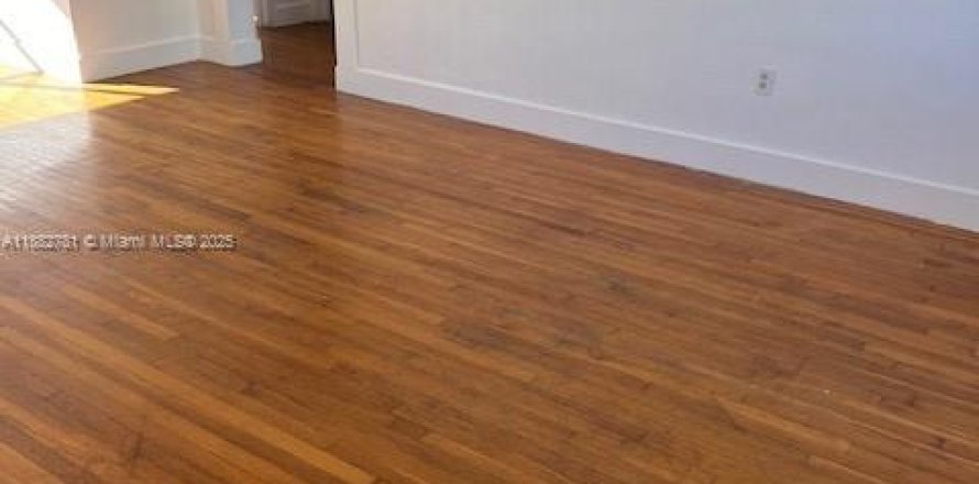 Apartment in Miami Beach, Florida 2 bedrooms, 1579.52 sq.m. № 1931895