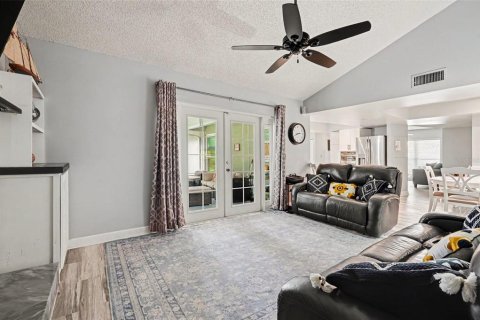House in Tampa, Florida 4 bedrooms, 187.76 sq.m. № 2238503 - photo 2