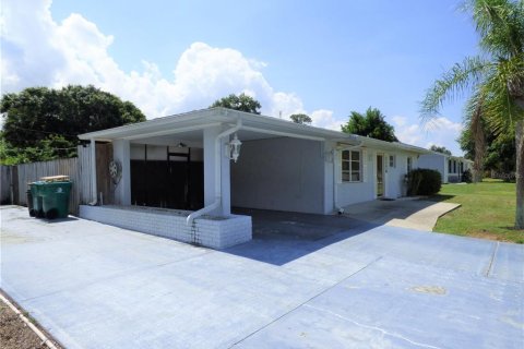 Villa ou maison à louer à Port Charlotte, Floride: 2 chambres, 90.58 m2 № 2420434 - photo 2