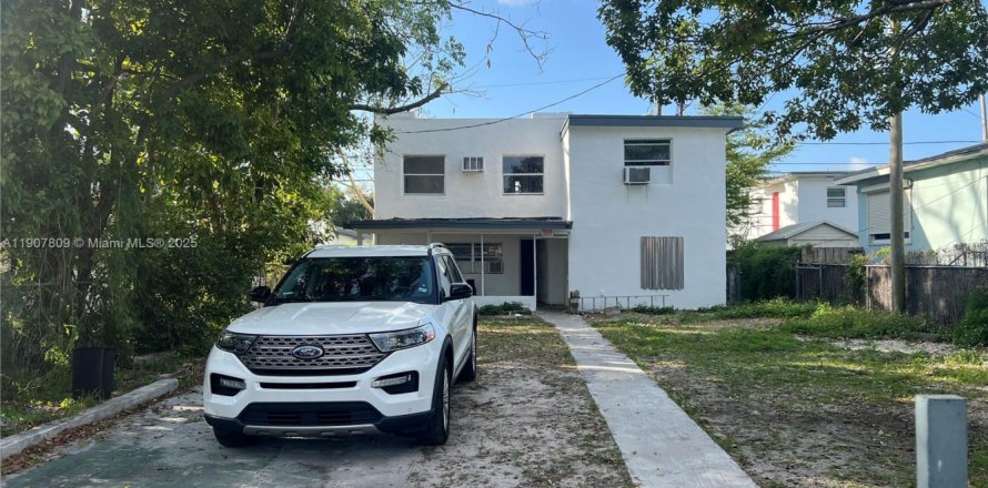 House in Miami, Florida 4 bedrooms, 210.33 sq.m. № 2012603