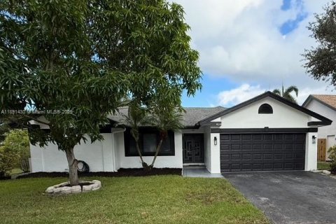 Casa en venta en Sunrise, Florida, 3 dormitorios, 157.66 m2 № 1943590 - foto 1