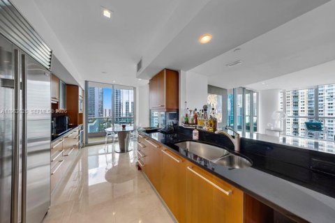 Condo in Miami, Florida, 2 bedrooms  № 2023970 - photo 16