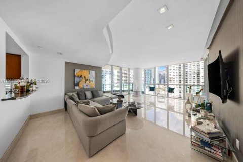Condo in Miami, Florida, 2 bedrooms  № 2023970 - photo 13