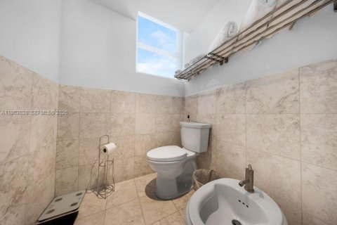 Condo in Miami, Florida, 2 bedrooms  № 2023970 - photo 23