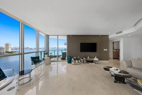 Condo in Miami, Florida, 2 bedrooms  № 2023970 - photo 11