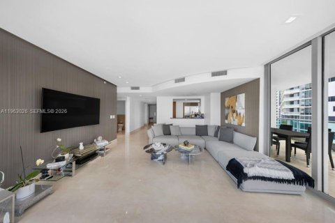 Condo in Miami, Florida, 2 bedrooms  № 2023970 - photo 15