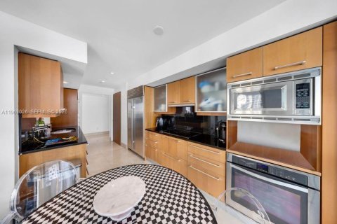 Condo in Miami, Florida, 2 bedrooms  № 2023970 - photo 18