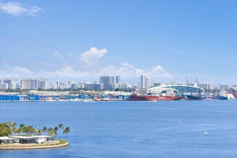 Condo in Miami, Florida, 2 bedrooms  № 2023970 - photo 2