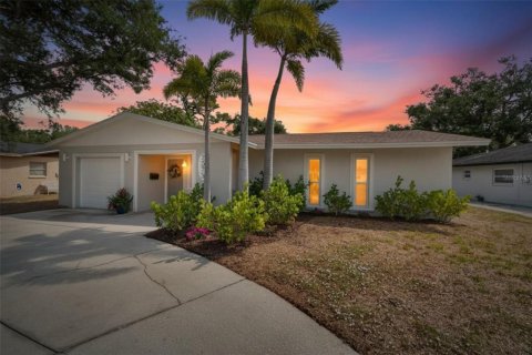 House in Saint Petersburg, Florida 3 bedrooms, 112.04 sq.m. № 2119195