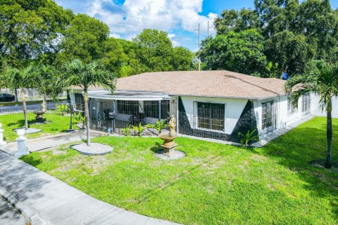 House in Miami, Florida 4 bedrooms, 292.92 sq.m. № 1933075 - photo 28