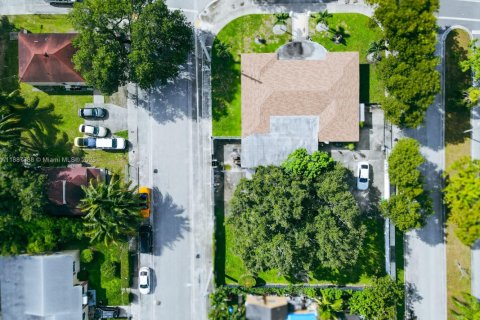 House in Miami, Florida 4 bedrooms, 292.92 sq.m. № 1933075 - photo 3