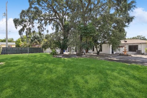 House in Miami, Florida 4 bedrooms, 292.92 sq.m. № 1933075 - photo 24