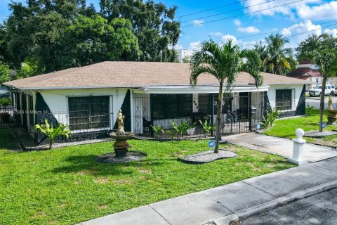 House in Miami, Florida 4 bedrooms, 292.92 sq.m. № 1933075 - photo 29