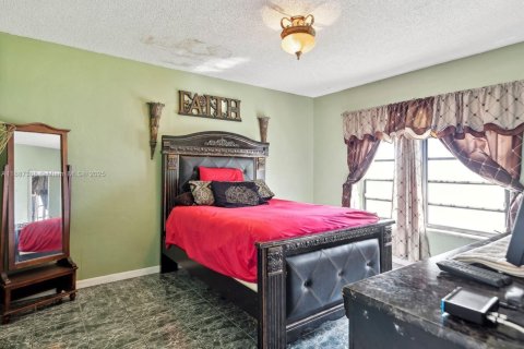House in Miami, Florida 4 bedrooms, 292.92 sq.m. № 1933075 - photo 21