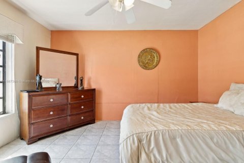 House in Miami, Florida 4 bedrooms, 292.92 sq.m. № 1933075 - photo 18