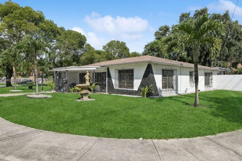 House in Miami, Florida 4 bedrooms, 292.92 sq.m. № 1933075 - photo 1