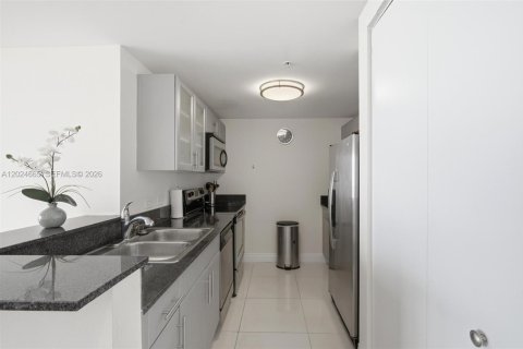 Купить кондоминиум в Майами, Флорида 2 спальни, 90.58м2, № 2086510 - фото 17