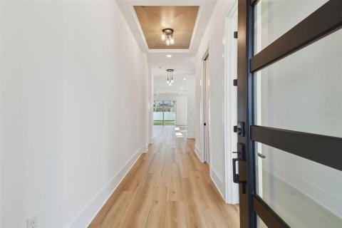 House in Tampa, Florida 5 bedrooms, 307.97 sq.m. № 1795261 - photo 3