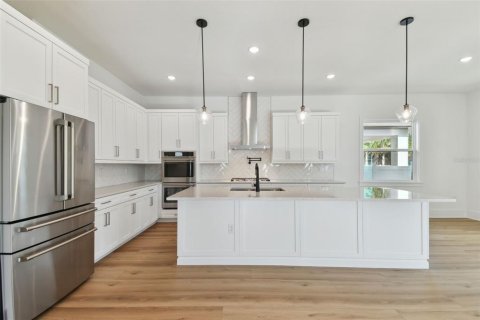 House in Tampa, Florida 5 bedrooms, 307.97 sq.m. № 1795261 - photo 9