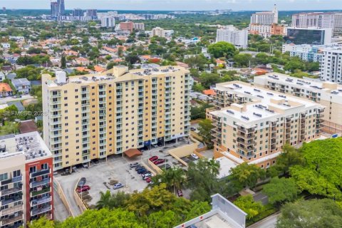 Condo in Miami, Florida, 1 bedroom  № 2088425 - photo 6