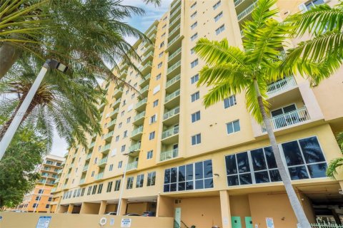 Condo in Miami, Florida, 1 bedroom  № 2088425 - photo 23