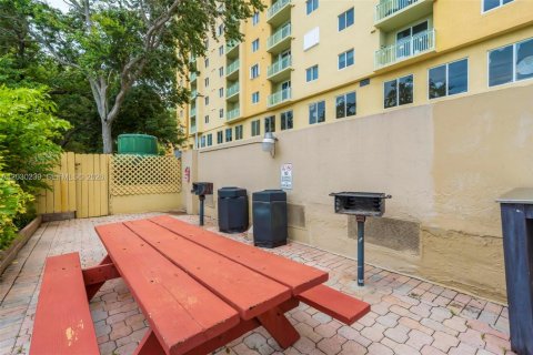 Condo in Miami, Florida, 1 bedroom  № 2088425 - photo 27