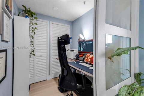 Condo in Miami, Florida, 1 bedroom  № 2088425 - photo 12