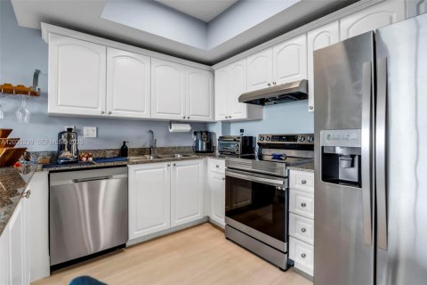 Condo in Miami, Florida, 1 bedroom  № 2088425 - photo 16