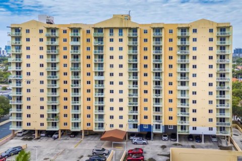 Condo in Miami, Florida, 1 bedroom  № 2088425 - photo 3