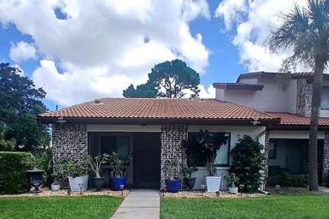 House in Largo, Florida 2 bedrooms, 100.8 sq.m. № 1856398 - photo 1